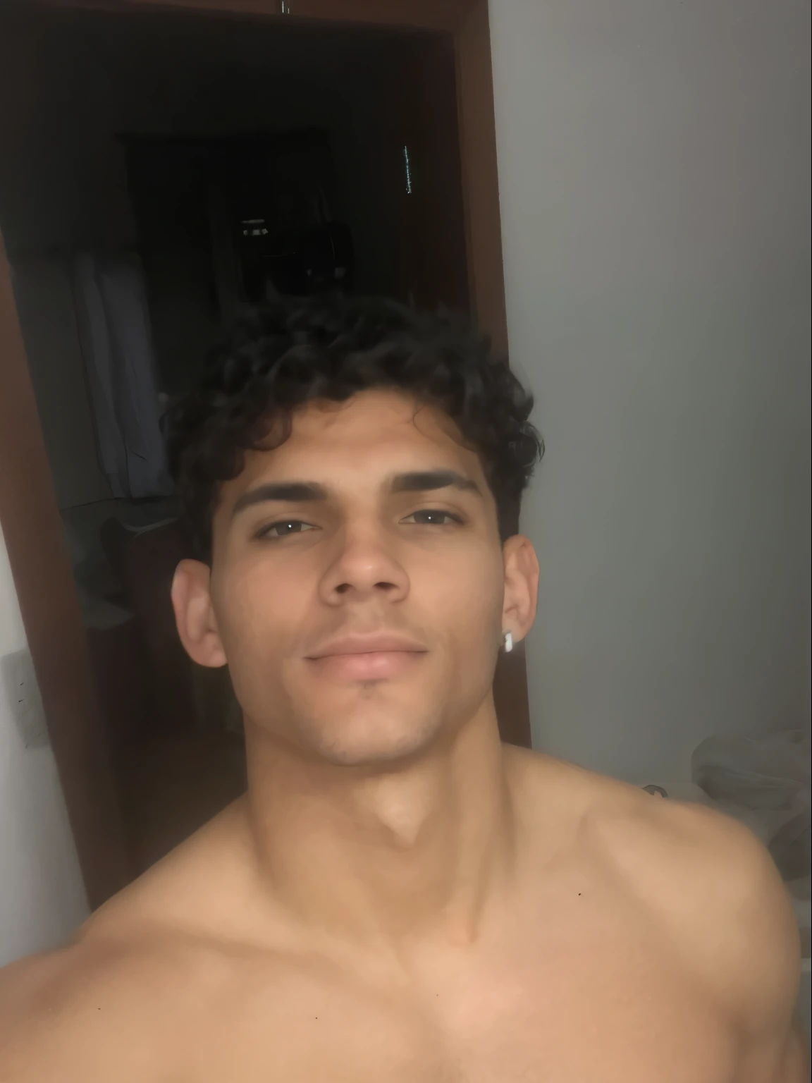 there is a man with a shirt on posing for a picture, ele tem varias tatuagens, He's very beautiful, e musculoso, ele tem uma tatuagem no rosto, this boy is tabby, com tanquinho