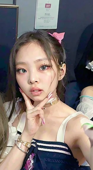 duas jovens posando para uma foto em uma sala, Jennie Kim, adorable and pale korean face, jaeyeon nam, Sun Yunjoo, Ulzzang, jennie do blackpink, has sorte, ela tem um rosto fofo, korean idol, maquiagem sul-coreana popular, estacionar a partir de-min, Kim jennie de blackpink, 8k)), portrait of Jennie do blackpink