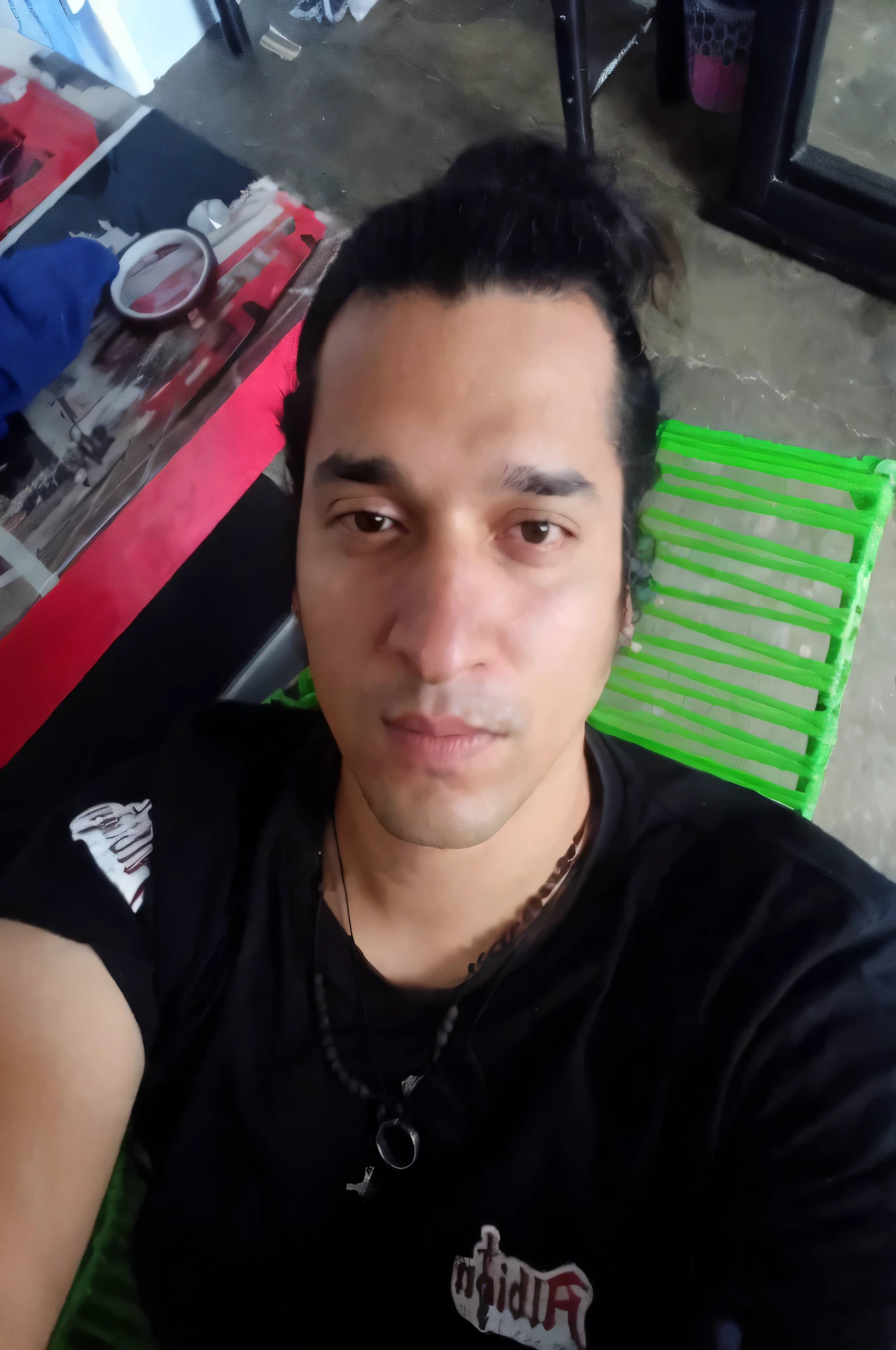 hay un hombre sentado en una silla con una silla verde, about 3 5 years, imagen de muy muy baja calidad, 29 years, 27 years old, 28 years old, 32 years old, 4 0 year old man, eso es todo, perfil frontal!!!!, around 19 years, 38 years old, andres rios