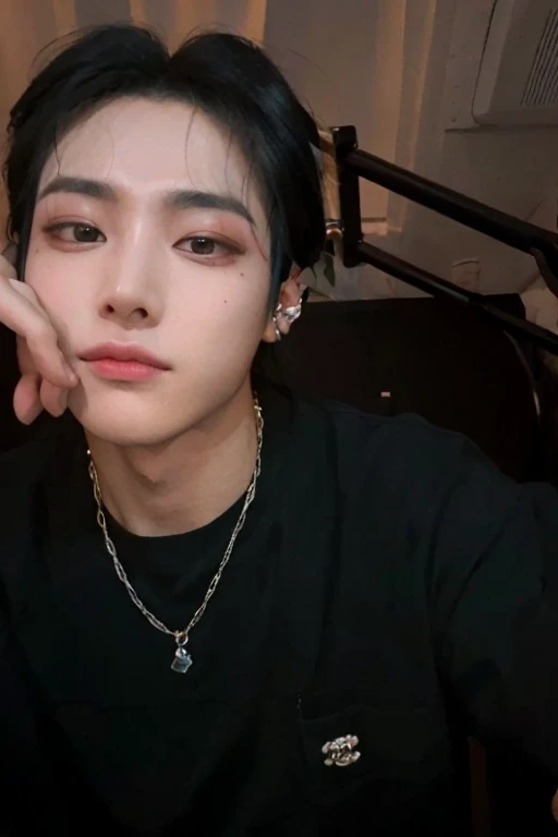 com cabelo preto, com cabelo curto, garoto fofo coreano, androgeno, bonito, olhos pretos, pele macia, idol kpop, cute, kim taehyung, colar delicado, honen delicado