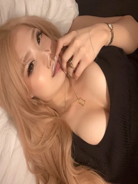 mulher loira com cabelos longos deitada na cama falando ao celular, allissa shin, coreana, rosé blackpink, 22 anos de idade, Asian girl, bonita, delicada, perfeita.