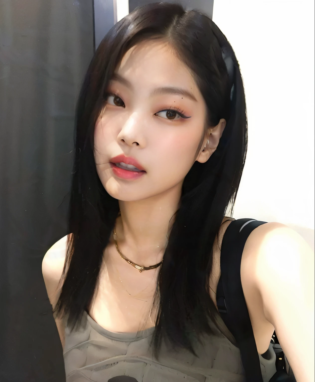 um close de uma mulher com uma mochila tirando uma selfie, Jennie kim, jennie blackpink, jennie blackpink, jennie do blackpink, adorable and pale korean face, Menina coreana, kim jennie de blackpink, linda mulher sul-coreana, ela tem cabelo preto com franja, jennie do blackpink, jennie com franjinha