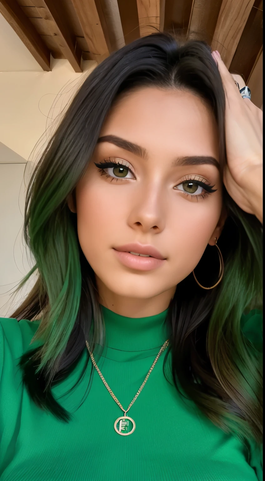 25 year old woman , influencer, pelo rubio largo, ojos verdes