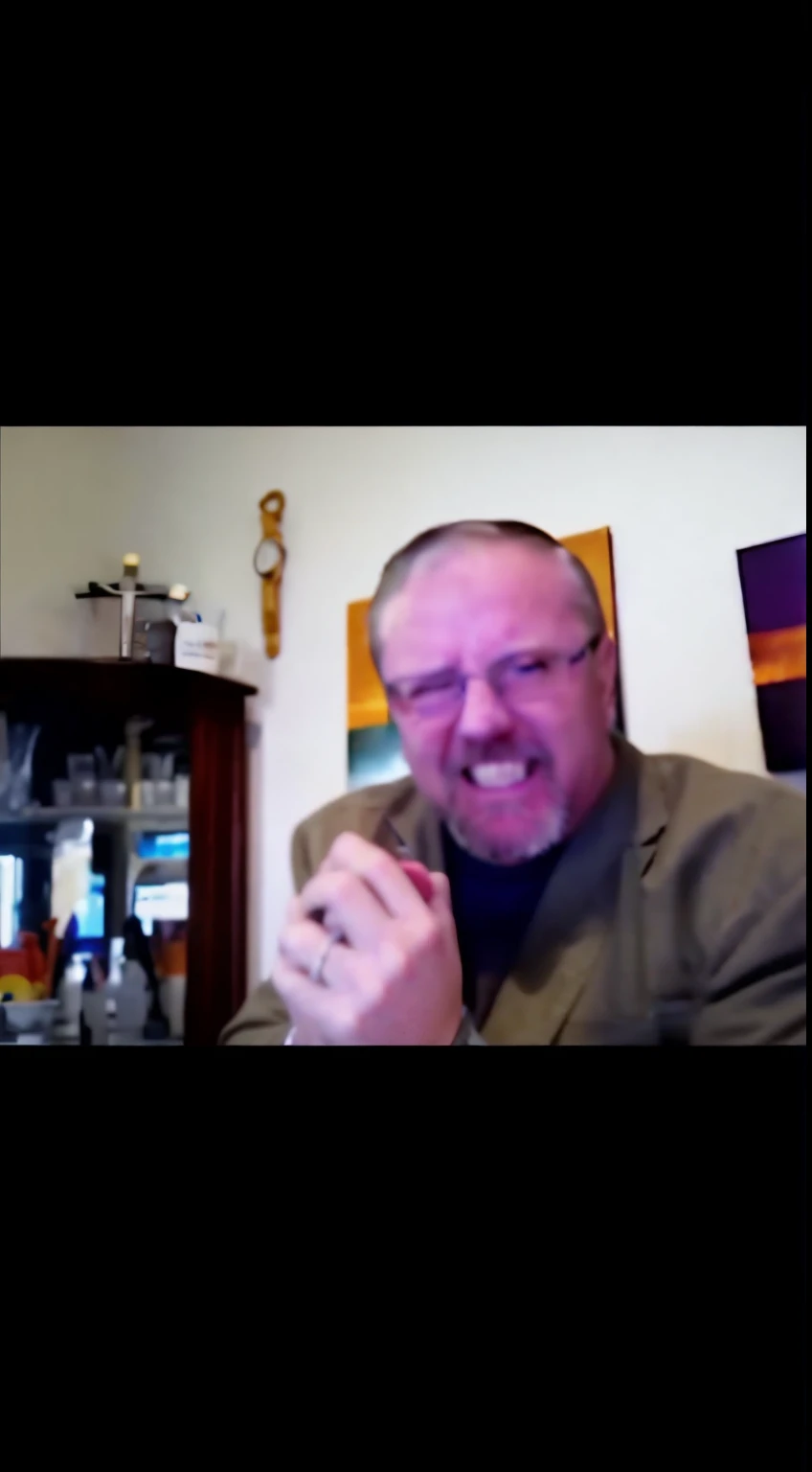 Da ist ein Mann, holding a knife in his hand, Sam Hyde im goldenen Anzug, YouTube-Miniaturansicht, Alex Jones mit Froschschenkeln, Spucke, die aus dem Mund fliegt, YouTube-Video, an evil Catholic priest, YouTube-Video screenshot, crazy crazy laugh, Transhumanistischer Tanz, der Strohhalm ist in seinem Mund, Er traut seinen Augen nicht