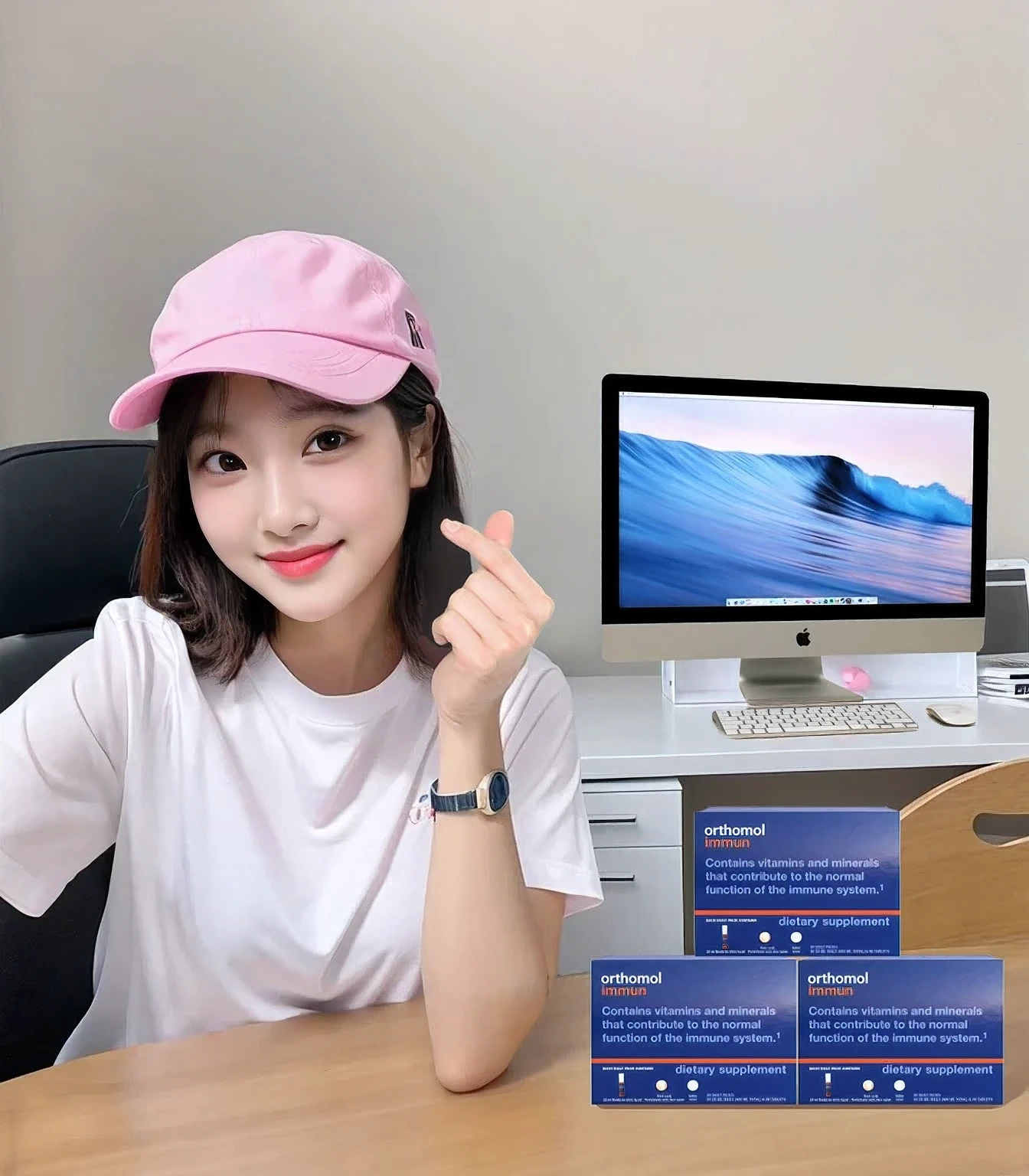（Actually， high resolution：1.3）,
Korean woman, very beautiful face, (photo realistic:1.4),(masterpiece, 8 thousand, best quality, ultra detail),studio shoot,pictorial,photography,Realistic eyes, very detailed face, detailed lips, normal hand, shiny lips, Glossy face, simple background, laugh
