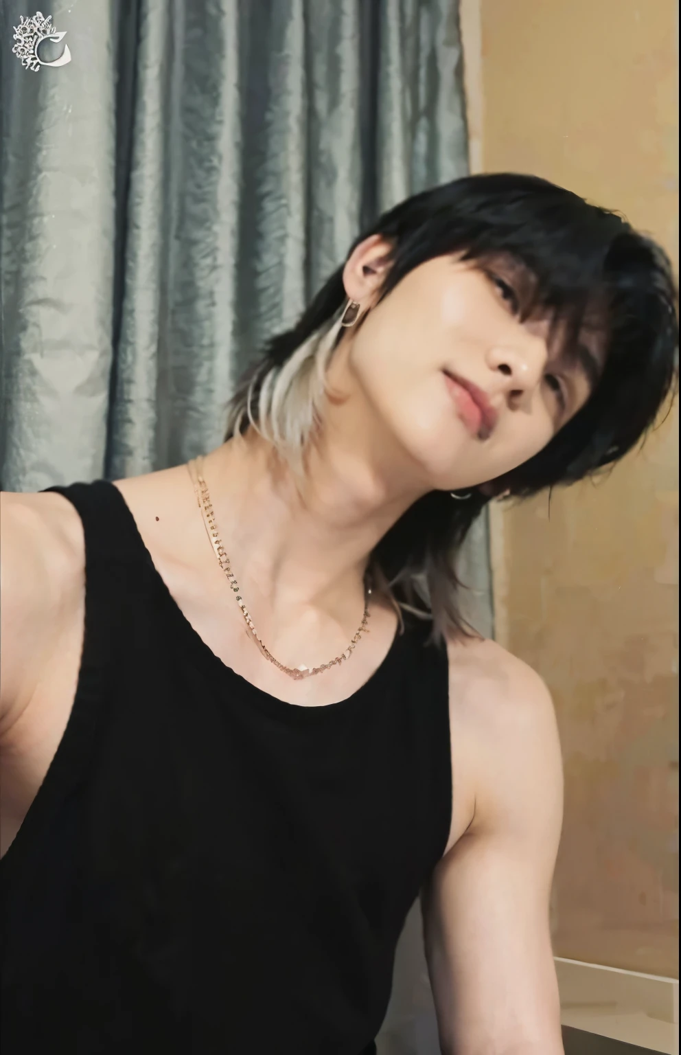 there is a man that is sitting down with a cell phone, Shinji, Marcos Lee, hyung tae, Kim Doyoung, inspirado em jeonseok lee, Hong junho hyung, adorable and pale korean face, taejune kim, lindo chad queixo, inspirado em Kim Myeong-guk, Shin Jeongho, Jimin\the right eyelid is swollenKim taehyung, rosto grande, 30 anos, barba pequena, bravo, sorridente