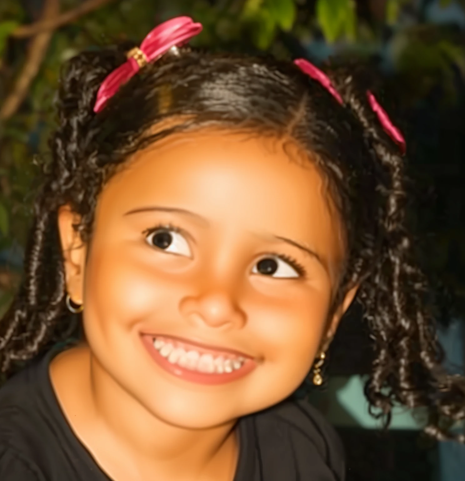 menina de 3 anos sorrindo, personagem da disney Pixar