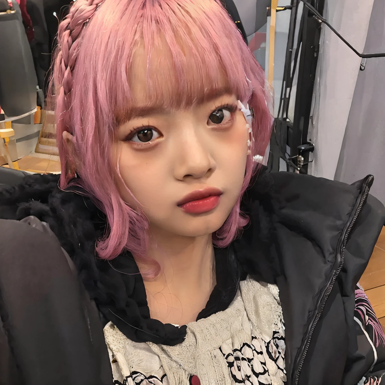 arafed woman con cabello rosado and a black jacket, jossi de blackpink, parque roseanne de blackpink, portrait of jossi de blackpink, Lalisa Manoban de Blackpink, con cabello rosado, Jinyoung Shin, Lalisa Manobal, linda chica con pelo corto rosa, sol yunjoo, el corte de hime, con flequillo, jisoo de blackpink