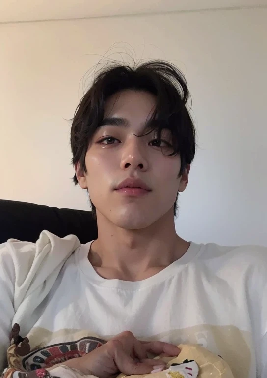 Taehyung sitting on a sofa with a white shirt, Taehyung comendo batatas fritas Gucci, hyung tae, ele tem cabelos grisalhos escuros, BTS, Kim Taehyung, Wan lovely Korean face, adorable and pale korean face, homem sul-coreano, Hyung Tae, bonito, Prince, androgen, Jovem, com roupas de branco, Todos do Grupo BTS, inspirado em Kim Taehyung