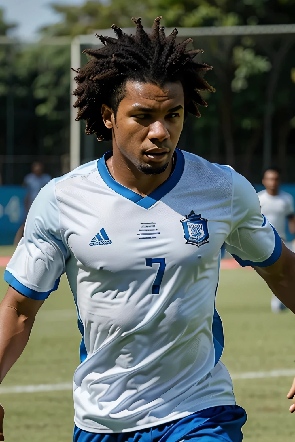 foto de um jogador de futebol, branco de cabelo afro, jogando, de camiseta azul