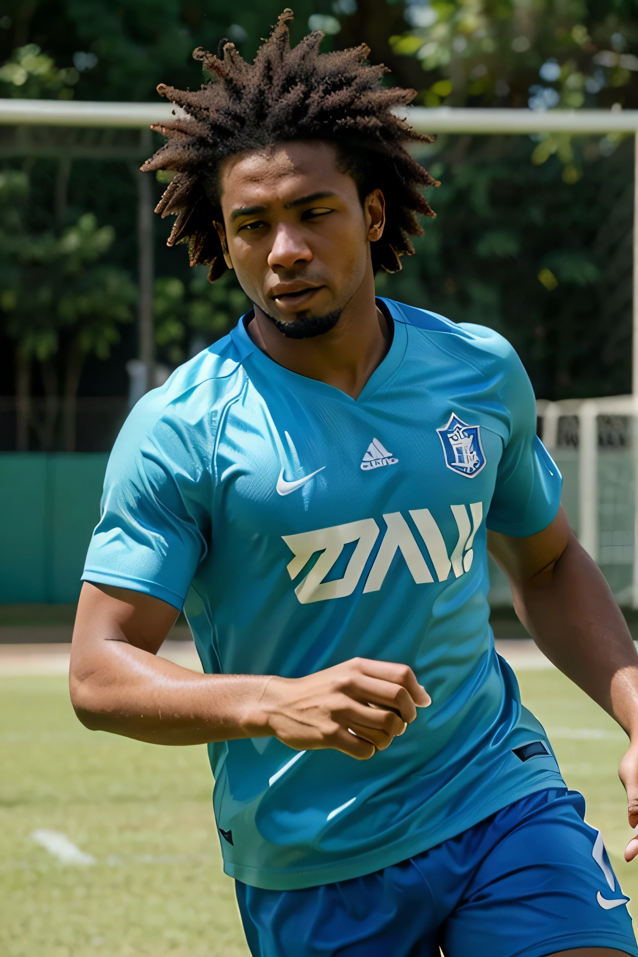 foto de um jogador de futebol, hetero, branco, de cabelo afro, jogando, de camiseta azul
