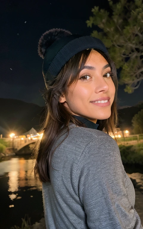 fotorrealista, Mejor calidad, hiper detallado, mujer hermosa, foto autofoto, parte superior del cuerpo, Solo, vistiendo jersey, al aire libre, (noche), mountain scape, La naturaleza de la vida real., estrellas, Luna, (Sonrisa excepcional、un moreno、sixteen years、alegre, feliz), gorro, luces de flash, bosque, cantos rodados, river, madera, fumar, niebla, cielos cristalinos, analog style, mirando al espectador, textura de la piel, film grain, de cerca, Super high resolution, mejor sombra, CRUDO, LUT de Instagram