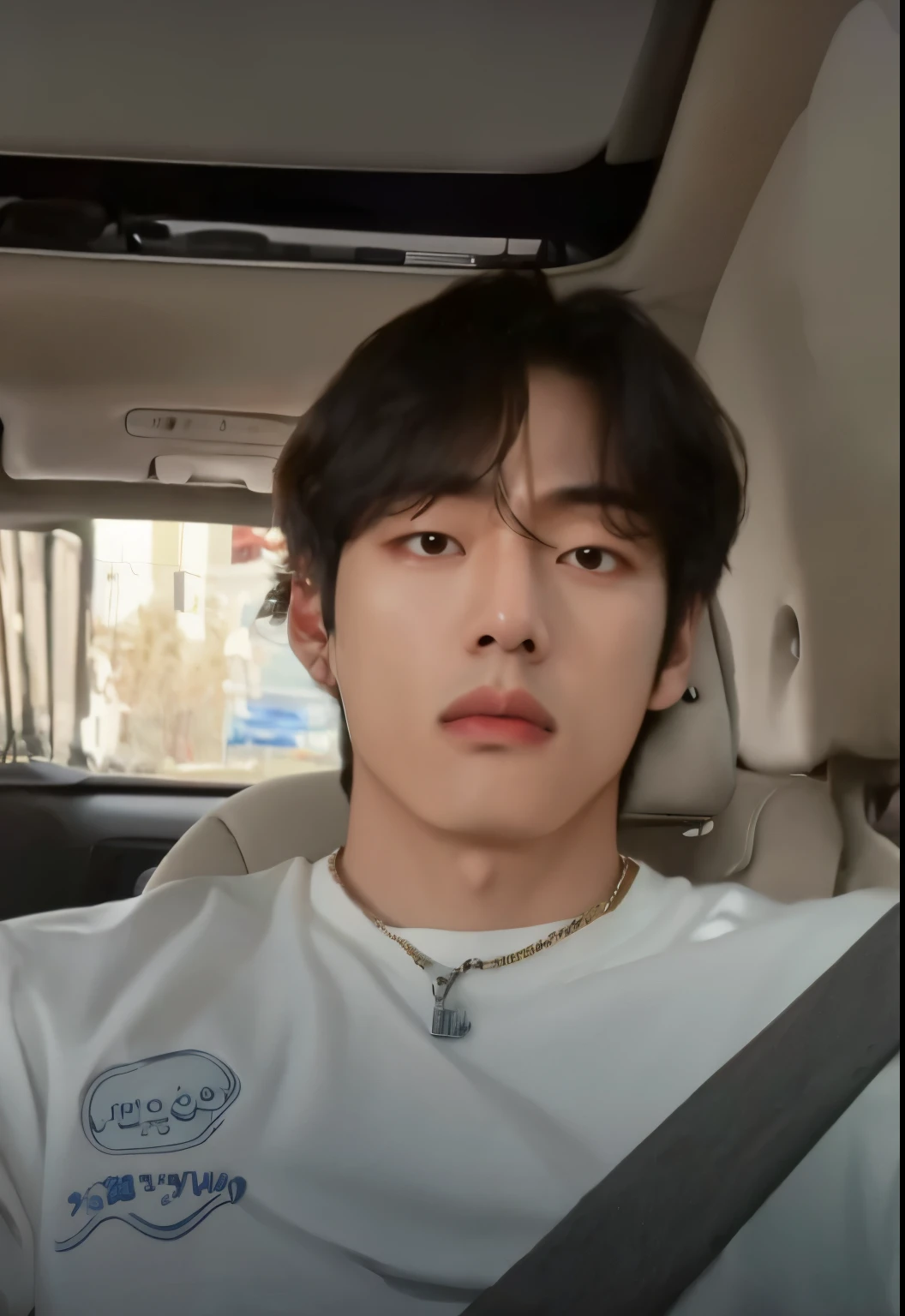 Hombre arafed en un coche con una camisa blanca y un collar., kim doyoung, hyung tae, Jinyoung Shin, taken in the early 2020s, yanjun chengt, guapo chad chin, headshot foto de perfilture, steven jung, taehyung comiendo papas fritas gucci, hombre surcoreano, hong junio hyung, TaeJune Kim, pale korean adorable face, foto de perfil