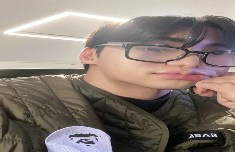 Araffe con una chaqueta verde y gafas con un parche blanco., kim doyoung, Jinyoung Shin, cai xukun, hong junio hyung, pintar ulzzang, con gafas, yanjun chengt, sakimichan, Gafas gruesas con montura, hyung tae, hombre surcoreano, Jimin\los labios carnosos, con gafas