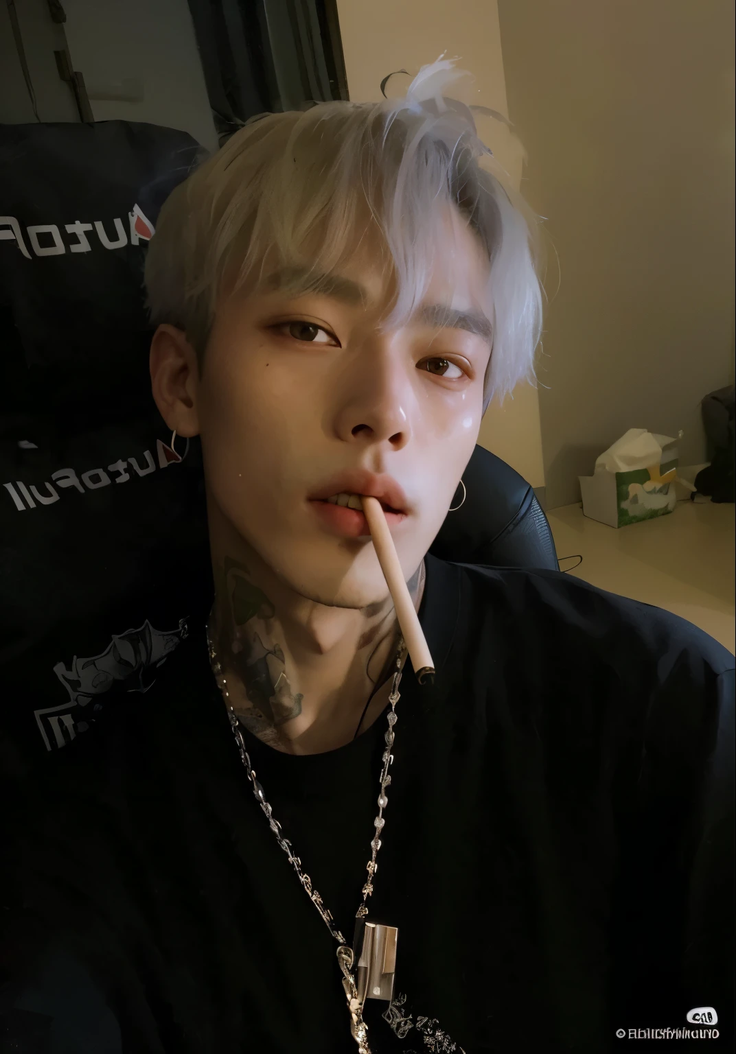 Araffe fumando um cigarro com uma camisa preta em um quarto, cai xukun, Kim Doyoung, Yanjun Chengt, kanliu666, Jung Jaehyun, inspirado em jeonseok lee, pintar ulzzang, peep, Hong junho hyung, hyung tae, inspirado em Yanjun Cheng, taejune kim, twitch streamer / jogador ludwig