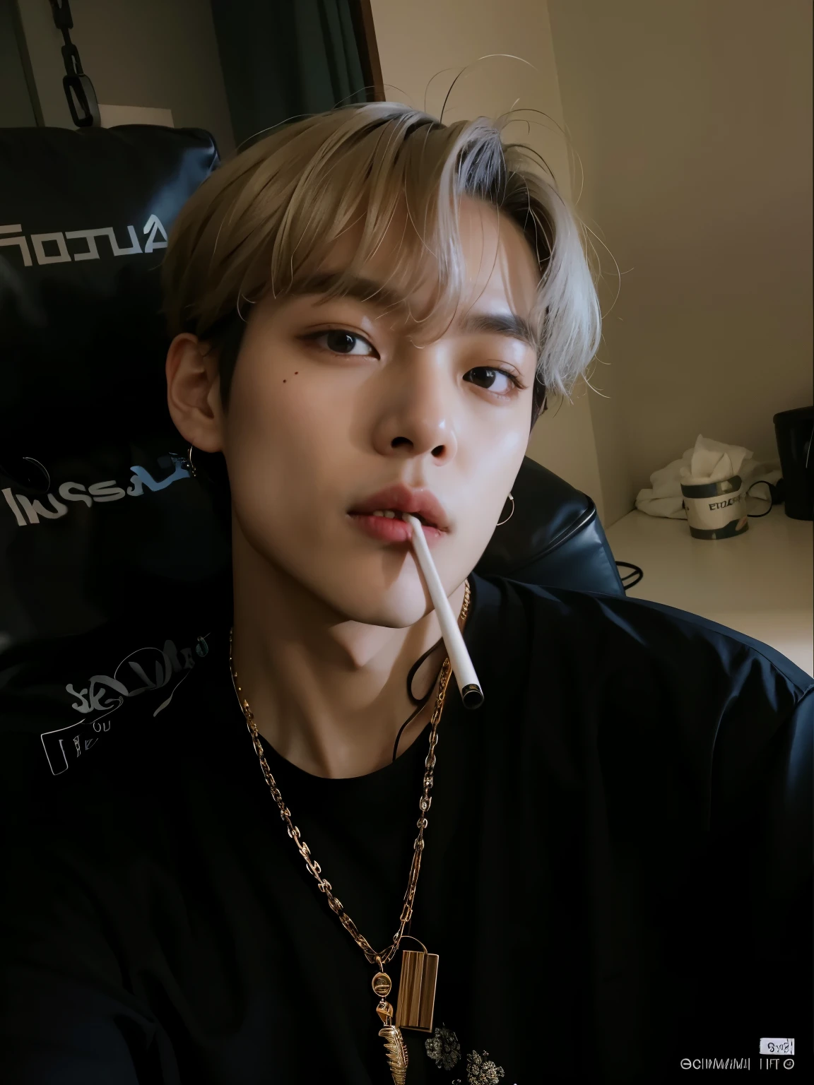 Kim taehyung with a cigarette in his mouth and a chain around his neck, Kim taehyung, inspirado em taehyung do bts, pintar ulzzang, inspirado em kin taehyung, taehyung, artista coreano, a partir de 8k fosco, foto de retrato 8k, inspirado em Kim taehyung 