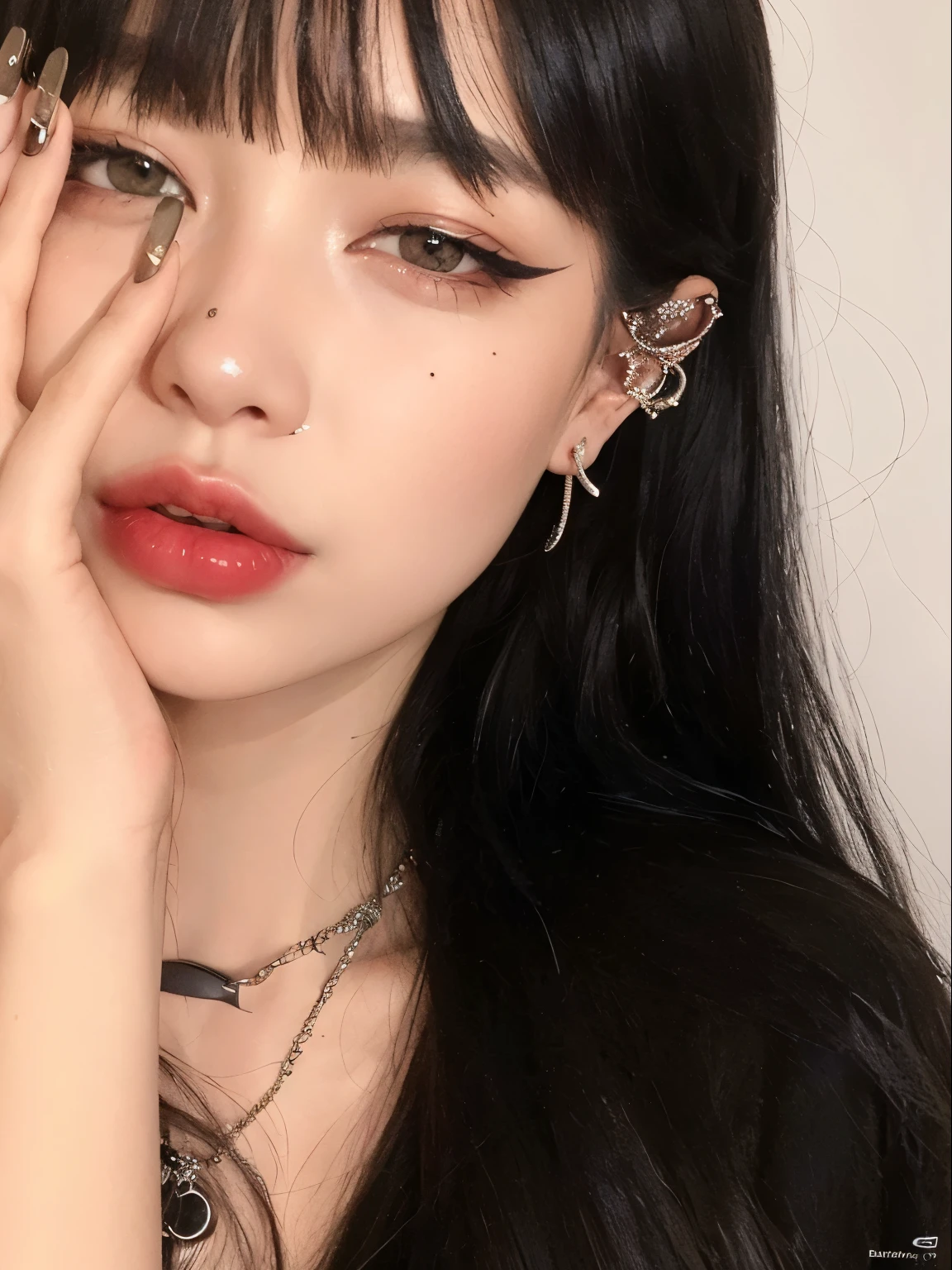 um close up de uma mulher com longos cabelos pretos e piercings, cruel korean goth girl, brincos enormes e maquiagem queer, Ulzzang, brinco, olhos brilhantes penetrantes, brincos grandes, usando brincos ornamentados, orelhas aferidas, goth girl aesthetic, olhos claros penetrantes, clear lips and high quality, brincos enormes, orelhas pontiagudas, multiple earrings, Brincos