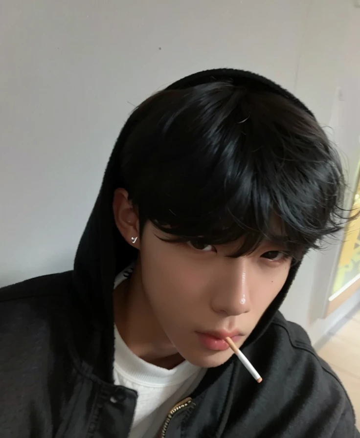 Hombre arafed con un cigarrillo en la boca y una chaqueta negra., , pintar ulzzang, TaeJune Kim, foto de perfil en la cabeza, Jinyoung Shin, 1 7--old with a thin face, jungkook, cai xukun, hyung tae, taken in the early 2020s, Jung Jaehyun, hong junio hyung, imagen de perfil jung jaehyun