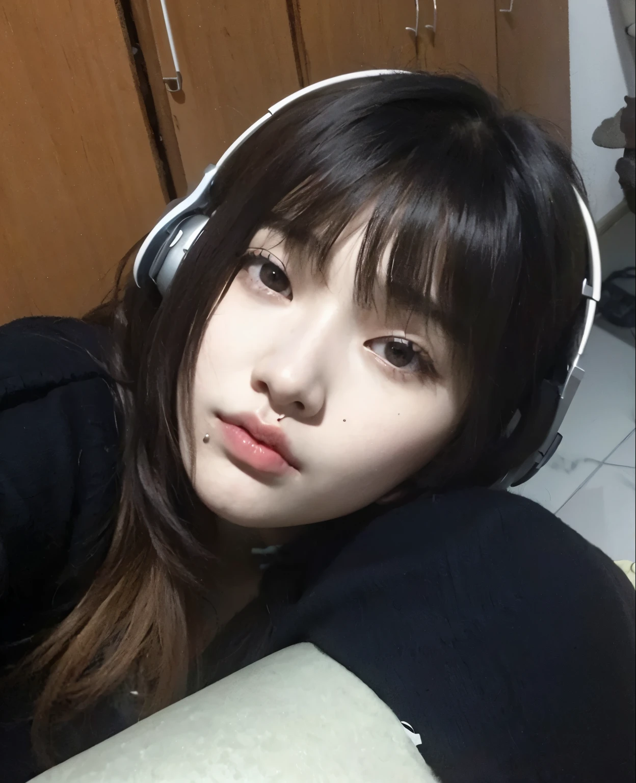 There's a woman with headphones sitting in a kitchen, cruel korean goth girl, Ulzzang, Menina coreana, kanliu666, adorable and pale korean face, ela tem cabelo preto com franja, Heonhwa Choe, Lalisa Manobal, com fones de ouvido, Hong junho hyung, com fones de ouvido, jaeyeon nam, Jinyoung Canela, como uma tira completa