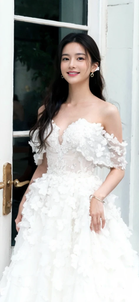 ((​Masterpiece, Top image quality, high resolution、alone、shiny skin))(on the table, best quality, actual, super detailed, meticulous, high resolution, 8k wallpaper), Close-up portrait of a beautiful woman, Chariada, smiling, light brown messy hair, Perfect dynamic composition, 美丽meticulous的眼睛, Just like the cover of a fashion magazine, on campus