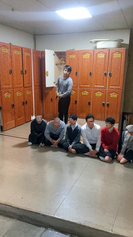 There is a row of old men sitting on the ground,Clothes are not covered