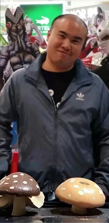 Hand holding thick plastic pipe，mushroom shaped tube