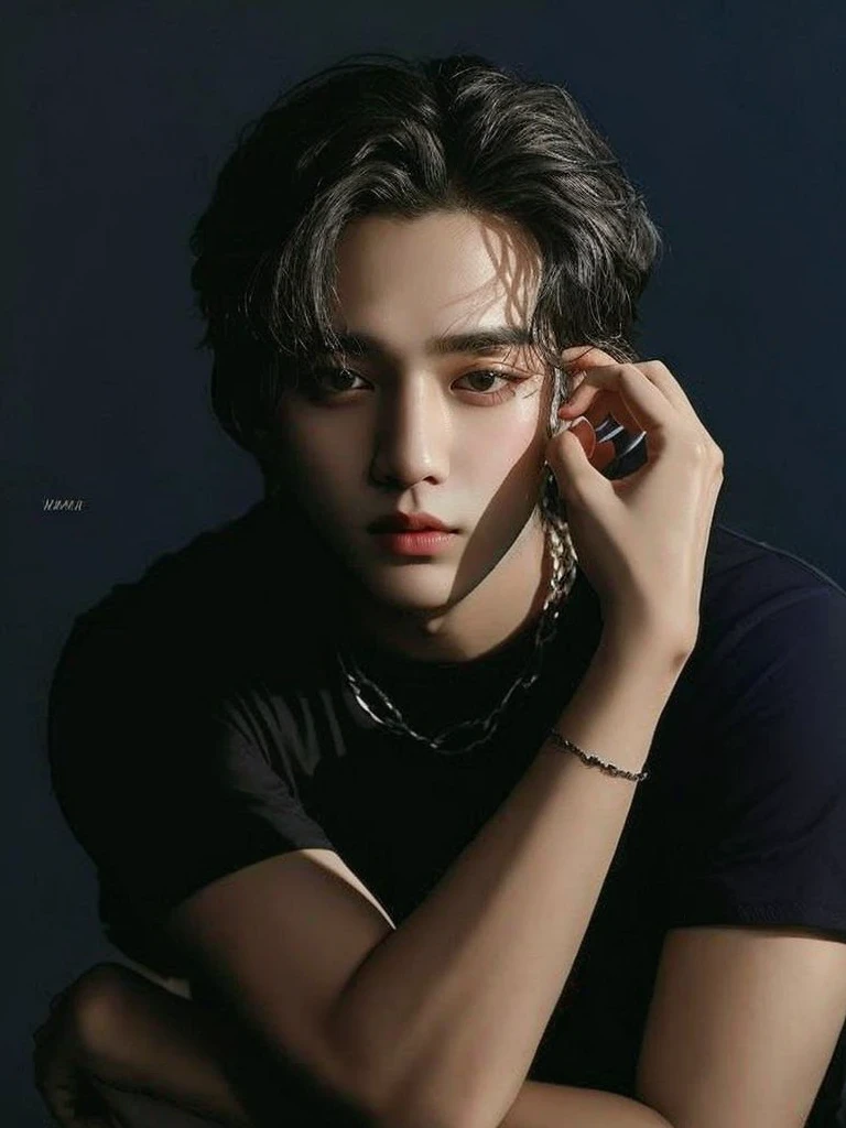 Imagem de um homem com uma camisa preta e uma camisa preta, handsome androgynous prince, Kim Taehyung, young pale angel, jovem, inspirado em Kim Taehyung.