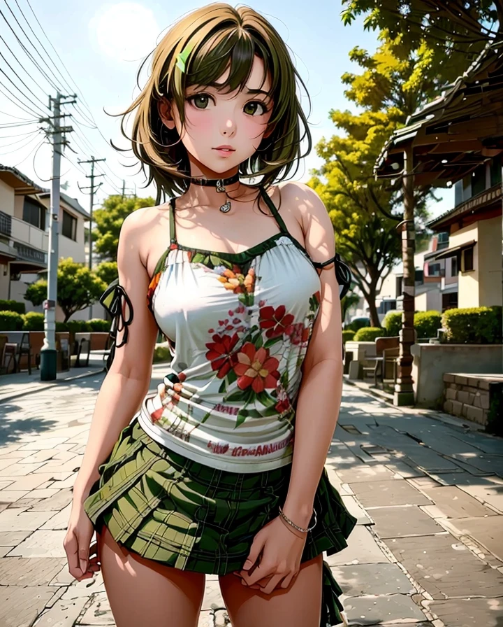 girl. Ropa ajustada. Cabello rubio dorado. En una plaza. Mucho verde y flores.