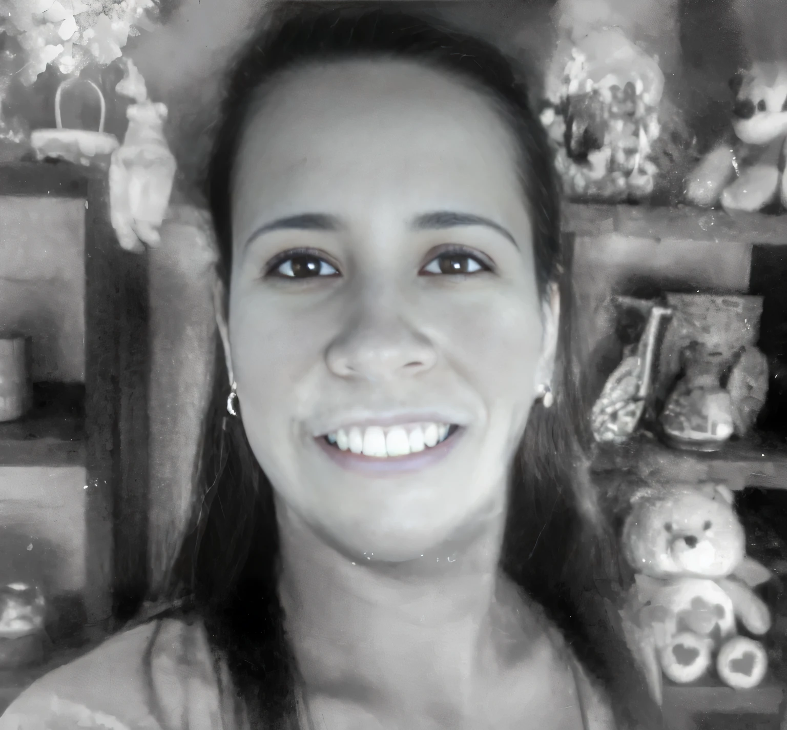 there is a woman and a teddy bear behind her, B&w foto, foto granulada en blanco y negro, imagen en blanco y negro, foto granulada de una mujer fea, grainy monochrome photo, imagen granulada, muy imagen granulada, foto granulada en blanco y negro, foto granulada, una foto en blanco y negro