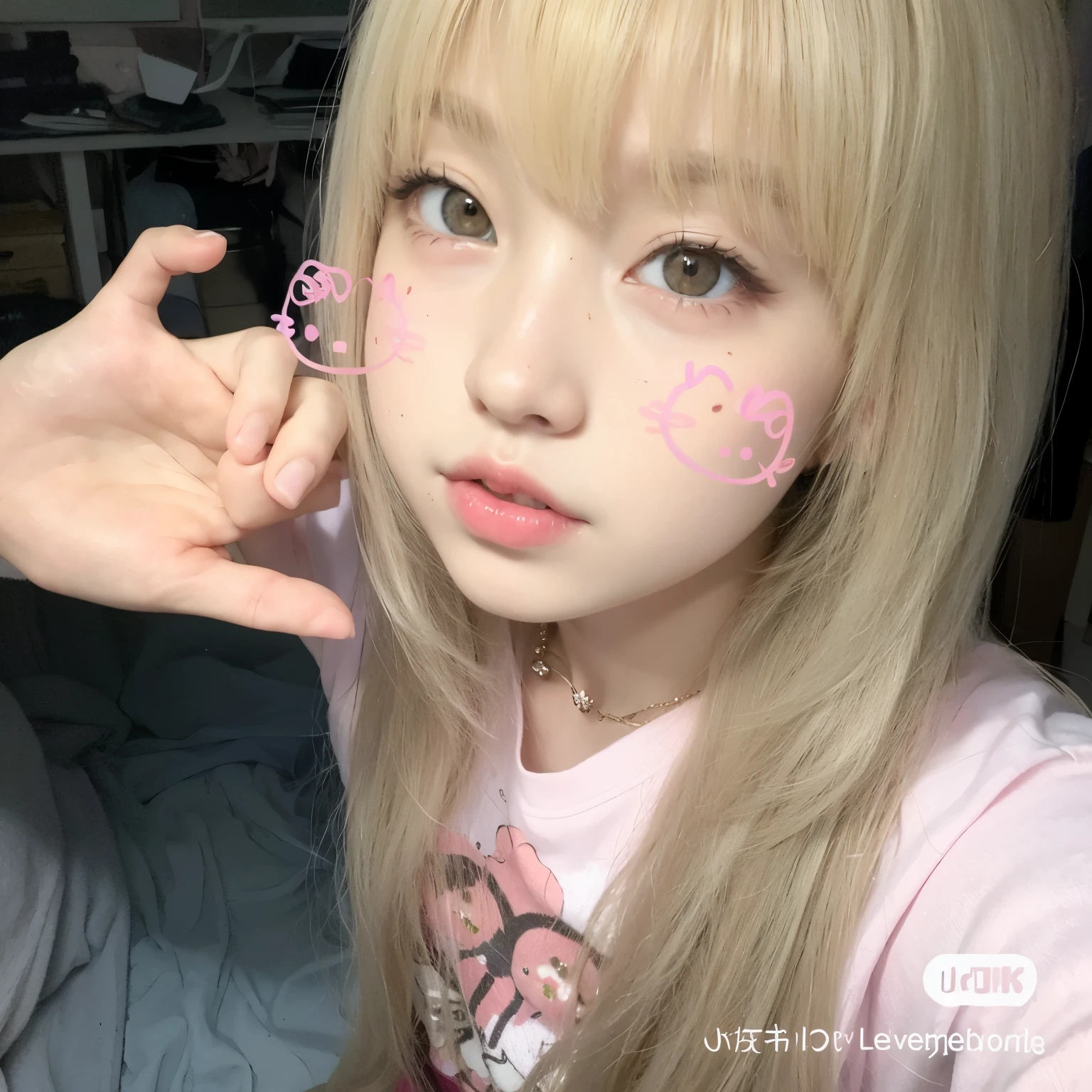 Chica rubia con orejas de gato y una camisa negra con una cara de gato pintada en ella, ulzzang, Retrato realista kawaii, El Corte Hime, pale round face, Ella tiene una cara linda, Linda cara de anime natural, Wan adorable cara coreana, Jimin\swollen right eyelid, maquillaje pesado, Guweiz, her face looks like an orchid