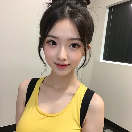 YouTuber Kimi Hime berdiri mengenakan tank top kuning