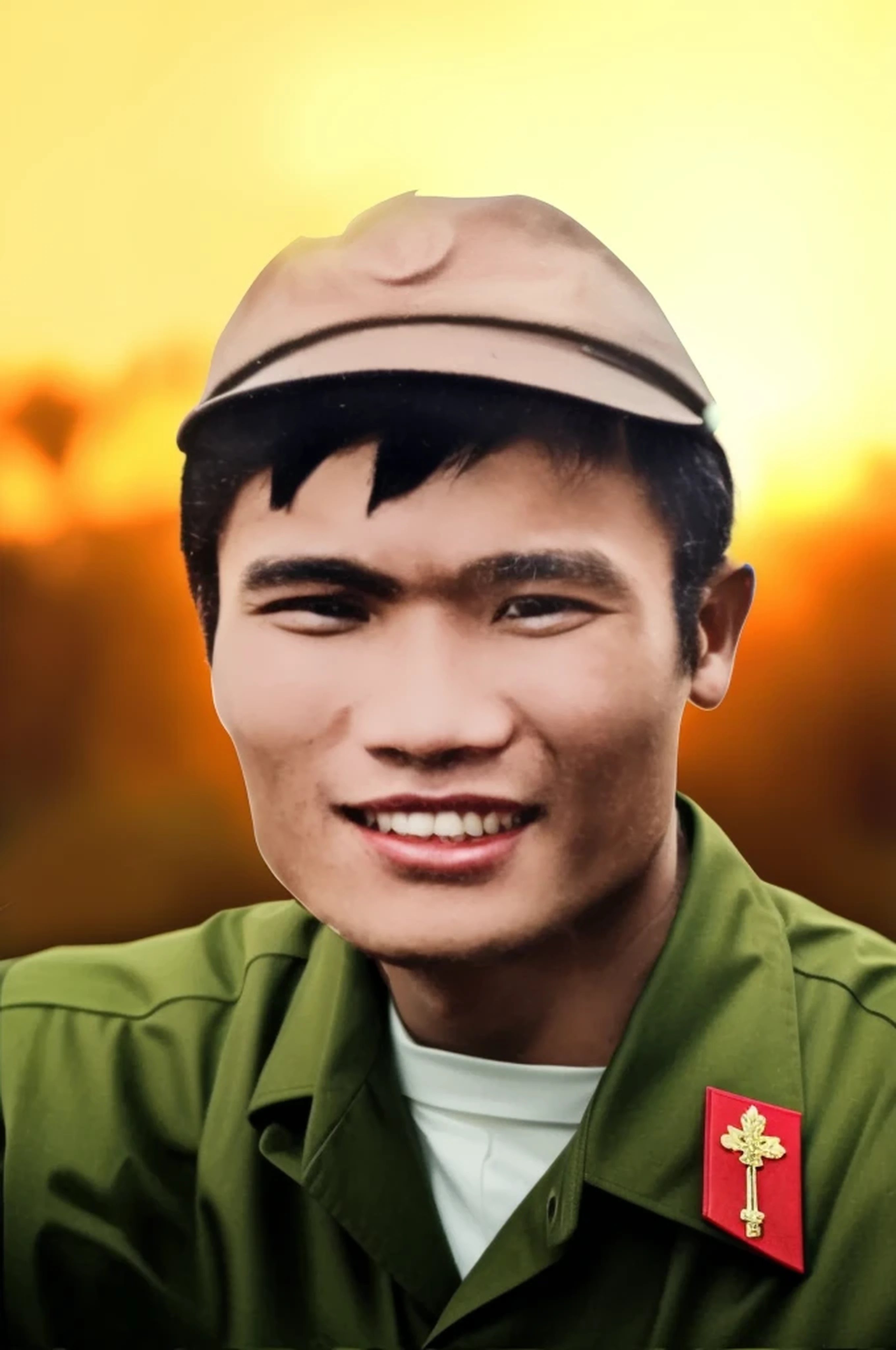 arafed homme dans un uniforme vert avec une épingle rouge sur son chapeau, Soldat de la guerre du Vietnam, inspiré par Oka Yasutomo, couverture, couvrir pham, Dzung Phong Dinh, Ombre style, inspiré par Yasutomo Oka, Mitrailleur de porte Vietnam, Hoang Long Ly, couteau dans le, dans le style de Lam Manh
