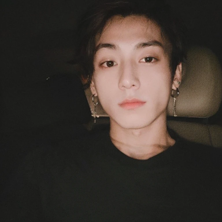 There's a man sitting in a car with a cell phone, jeon jungkook, Jungkook, jungkook jeon, kook jung, inspirado em Jeon Jungkook, ele tem cerca de 2 0 anos, ele tem cerca de 20 anos, ele tem cerca de 2 5 anos, androgynous, Jungkook Jeon, jovem