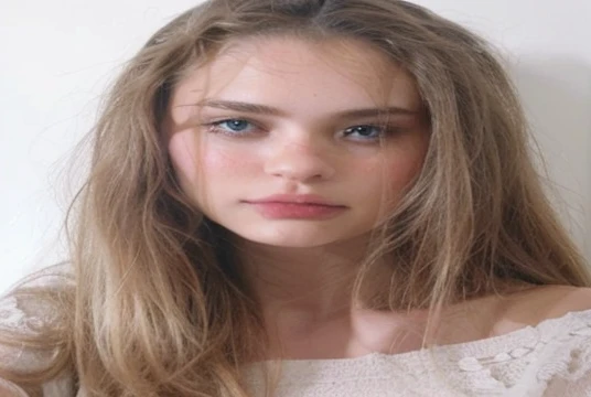 Arafed woman completely , fille sexy aux yeux bleus, ultra realist, Meticulously detailed, Portrait Sophie Mudd, cheveux blonds et grands yeux, selfie of a young woman, Yeux de chambre, Violet Myers, sans maquillage, maquillage naturel, looking straight at camera, Visage avec Artgram, Maquillage subtil, , dans la chambre, Medium to large bust