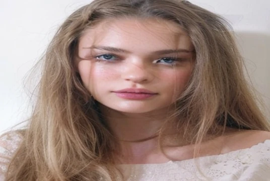 Arafed woman completely , fille sexy aux yeux bleus, ultra realist, Meticulously detailed, Portrait Sophie Mudd, cheveux blonds et grands yeux, selfie of a young woman, Yeux de chambre, Violet Myers, sans maquillage, maquillage naturel, looking straight at camera, Visage avec Artgram, Maquillage subtil, , dans la chambre, Medium to large bust