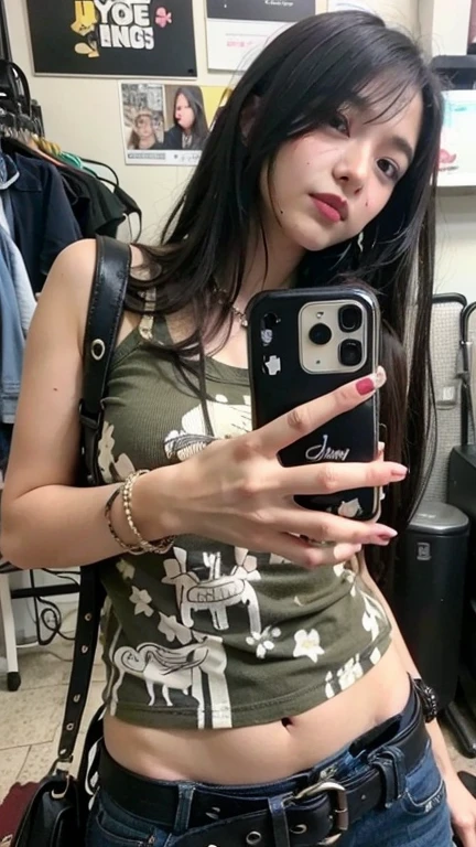 Araffe mulher tirando uma selfie em uma loja de roupas, 🤬 🤮 💕 🎀, 2 modelo feminino de 4 anos, foto da roupa, 😭 🤮 💕 🎀, imagem de perfil, roupa punk, in style of chrome hearts, 23 anos, 22 anos de idade, imagem de qualidade muito boa, 21 anos de idade, army girl outfit,  rosto perfeito, rosto angelical, jennie blackpink, cabelo perfeito, menina coreana