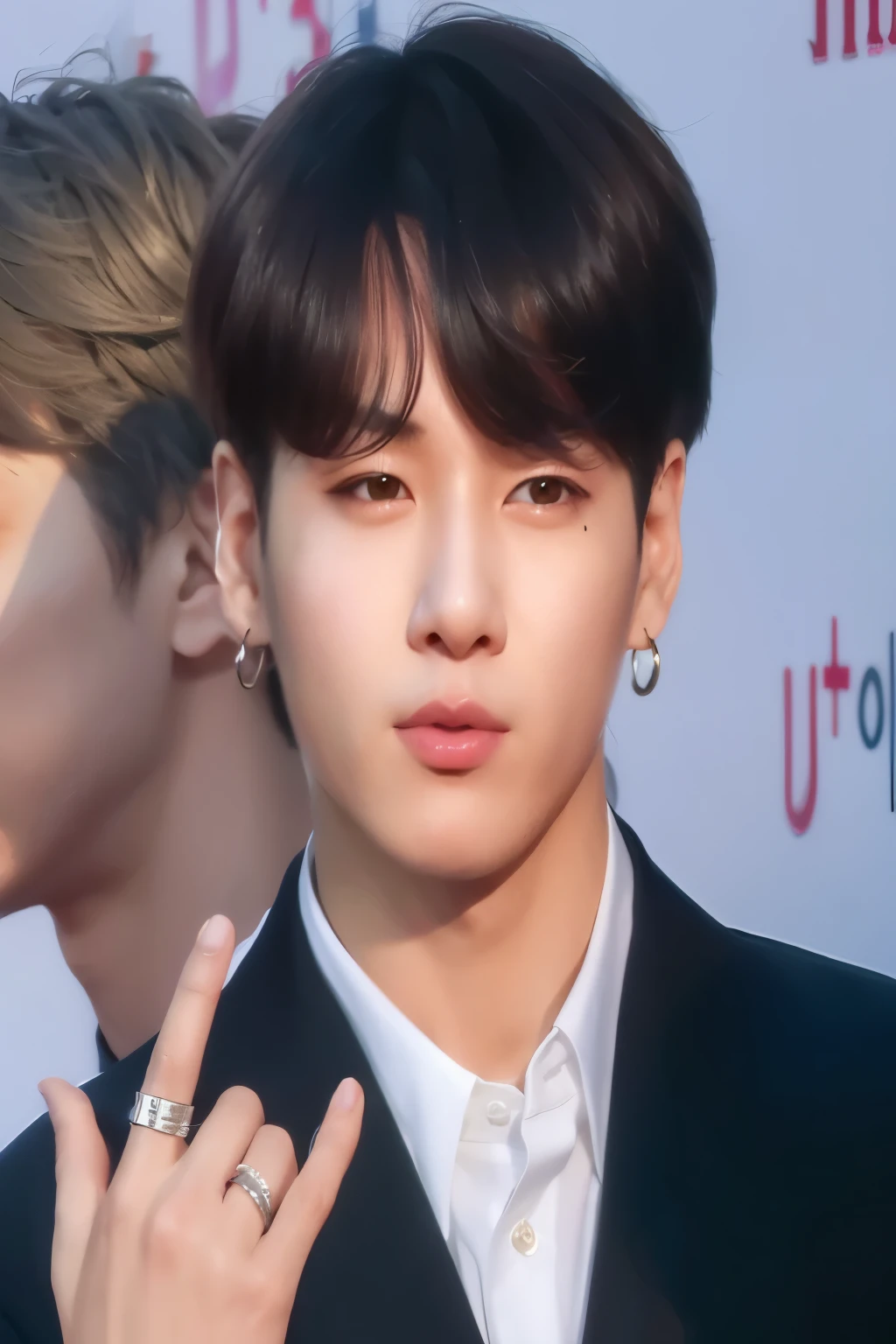 imagem arafada de um homem de terno e gravata com um anel no dedo, Jungkook, cai xukun, Kim Doyoung, Jimin\the right eyelid is swollen, inspirado em Kun Can, taken at the beginning of 2020, Jimin, Yoongi de cabelo preto, olhar inocente, taejune kim, ironic smile