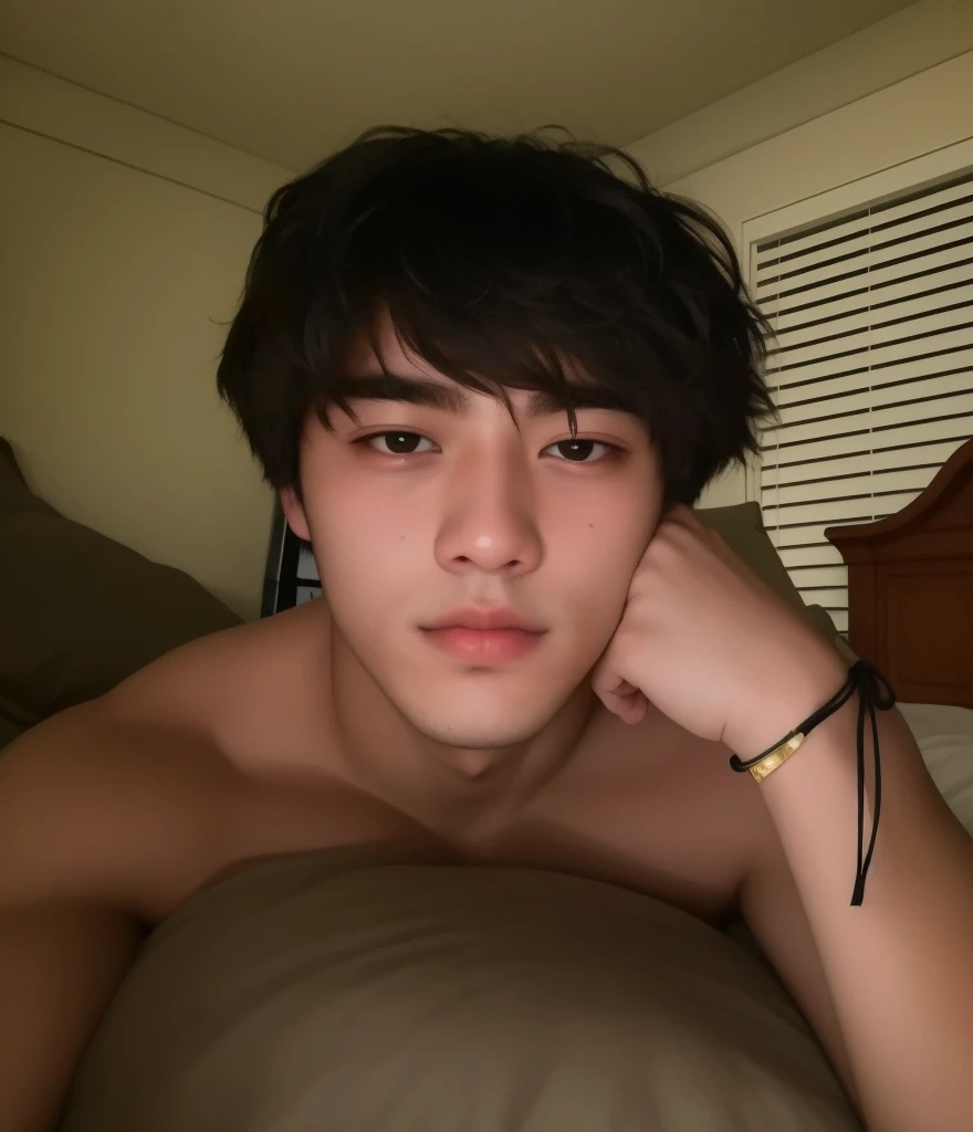 hay un hombre acostado en la cama con el brazo en la cabeza, 18 years, tommy , 16 years olds face, taken in the early 2020s, 22 years, foto de perfil, 21 years, cara perfecta y chico, foto de perfil, 1 7-year-old boy with a thine