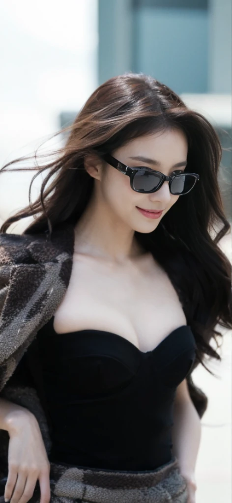 ((Masterpiece, Top image quality, high resolution、alone、shiny skin))(on the table, best quality, actual, super detailed, meticulous, high resolution, 8k wallpaper), Close-up portrait of a beautiful woman, Chariada, smiling, light brown messy hair, Perfect dynamic composition, 美丽meticulous的眼睛, Just like the cover of a fashion magazine, on campus