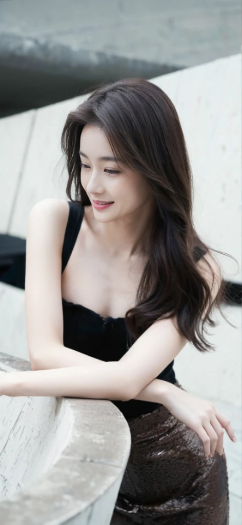 ((Masterpiece, Top image quality, high resolution、alone、shiny skin))(on the table, best quality, actual, super detailed, meticulous, high resolution, 8k wallpaper), Close-up portrait of a beautiful woman, Chariada, smiling, light brown messy hair, Perfect dynamic composition, 美丽meticulous的眼睛, Just like the cover of a fashion magazine, on campus