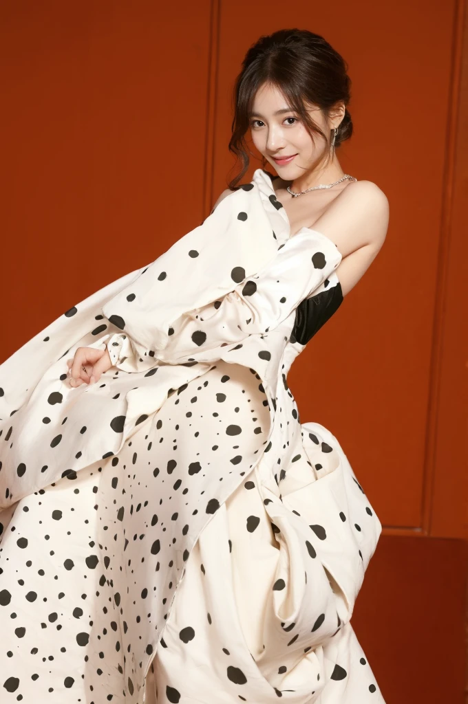 ((Masterpiece, Top image quality, high resolution、alone、shiny skin))(on the table, best quality, actual, super detailed, meticulous, high resolution, 8k wallpaper), Close-up portrait of a beautiful woman, Chariada, smiling, light brown messy hair, Perfect dynamic composition, 美丽meticulous的眼睛, Just like the cover of a fashion magazine, on campus