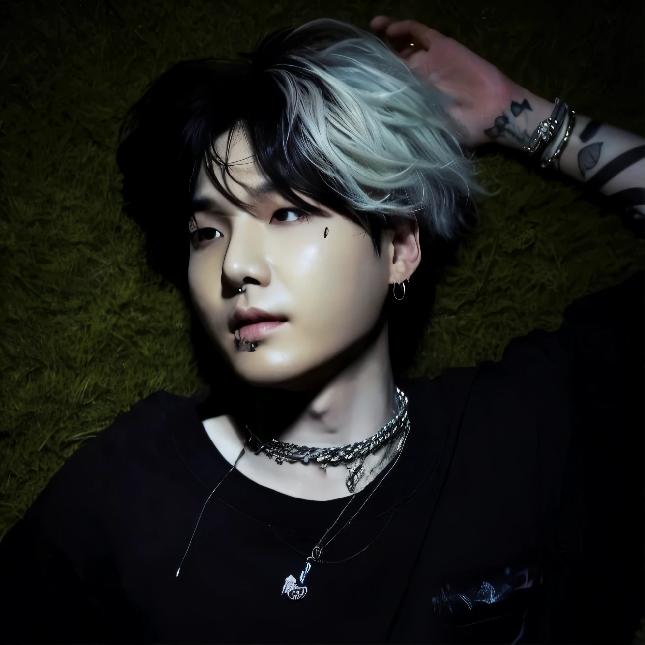 Min Yoongi, com cabelo meio comprido, com mecha branca, sem camisa, tirando foto no espelho