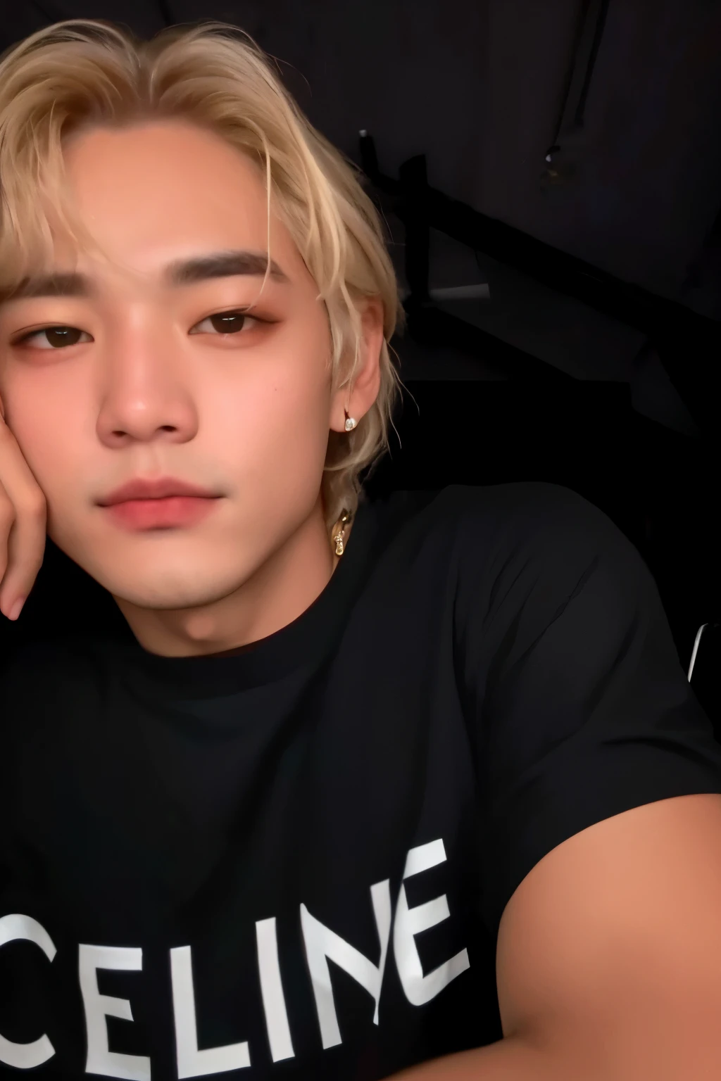 homem loiro com camisa preta, V, Taehyung, bts, rosto coreano, Taehyung\the right eyelid is swollen, hyung tae, V do grupo bts, taehyung, Kim Taehyung, ele tem cerca de 2 0 anos, UltraHD