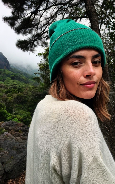 fotografia, foto de mulher bonita, selfie, tronco, Sozinho, wearing pullover, ao ar livre, (noite), montanhas, natureza da vida real, estrelas, Lua, alegre, feliz, luvas, sweater, gorro, floresta, pedras, rio, madeira, smoke, Mist, olhando para o espectador, textura da pele, Grain Photo, fechar-se, foto crua