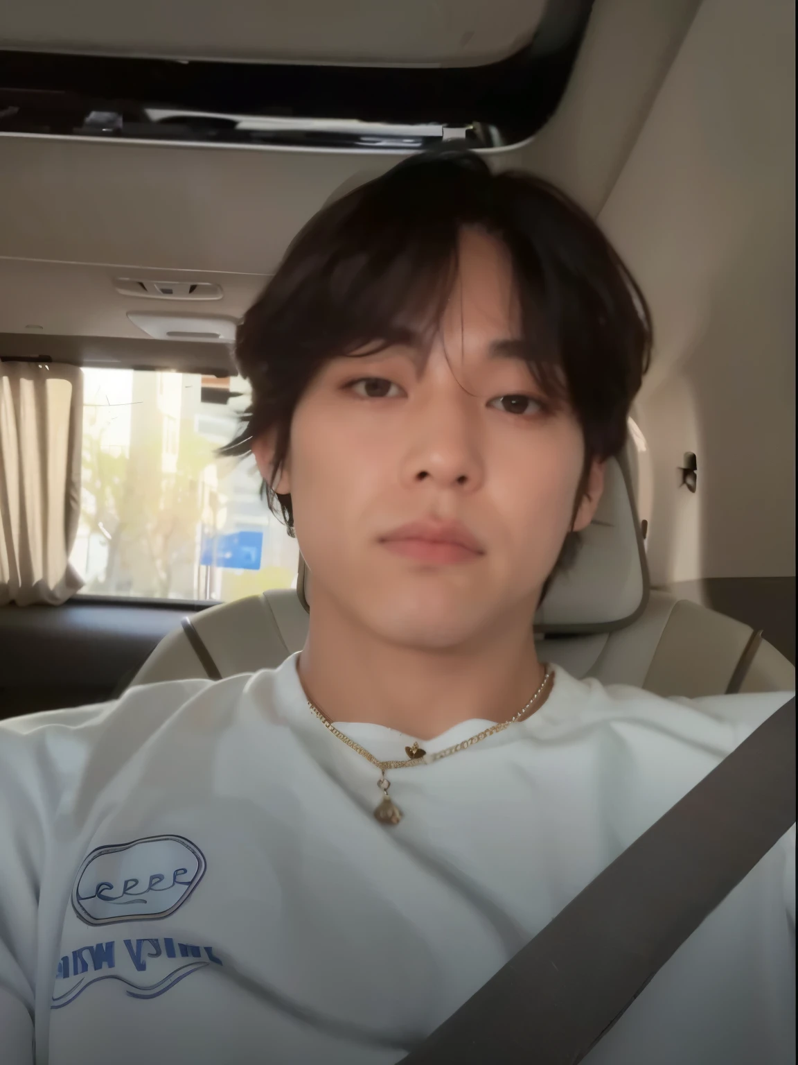homem arafiado em um carro com uma camisa branca e um colar, Kim Taehyung, comendo batatas fritas Gucci, lindo chad queixo, taken at the beginning of 2020, adorable and pale korean face, V do BTS, Steven Jung, Hong junho hyung, homem sul-coreano, cai xukun