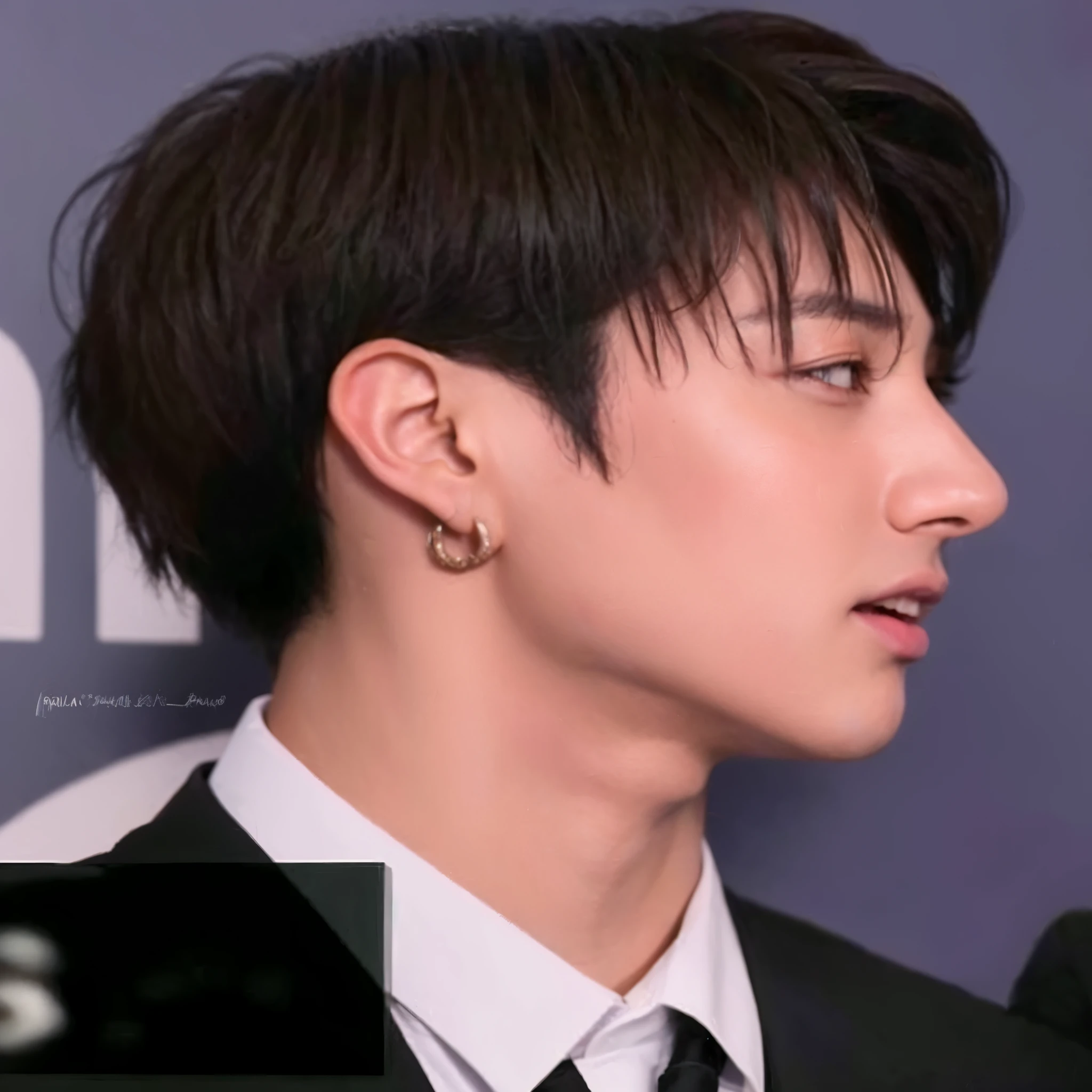imagem arafada de um homem com gravata preta e terno, Jungkook, cai xukun, queixo forte, queixo proeminente, queixo ligeiramente definido, queixo afiado, maxilar bem definido, queixo grosso, orelhas calibradas, com o mesmo penteado, queixo masculino!, levemente - orelhas pontiagudas, delicado príncipe andrógino, com dentes de vampiro, jungkook bts 