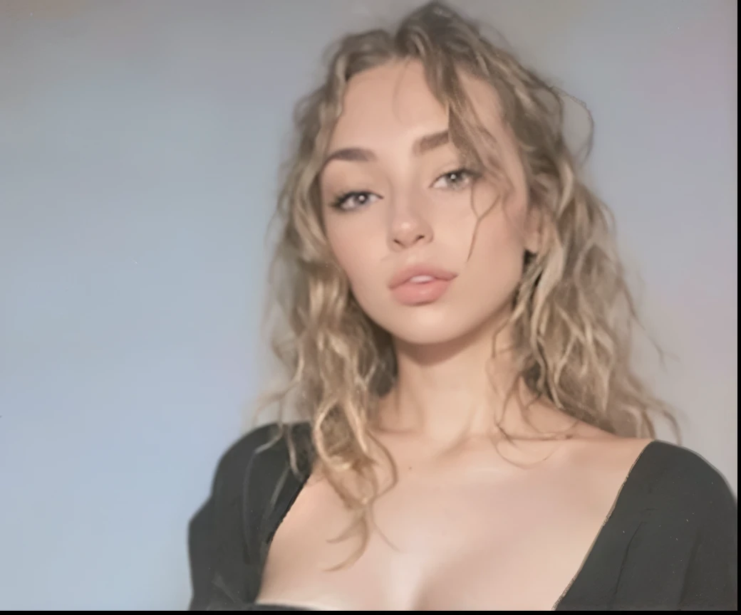 Il y a une femme avec de longs cheveux bouclés posant pour une photo en montrant ces seins, Portrait de Sophie Mudd, blonds bouclése hair | d & d, coupe de cheveux frisée au milieu, cheveux blonds bouclés, pale skin blonds bouclés hair, image de profil, prise au début des années 2020, blonds bouclése hair, cheveux ondulés étalés, blonds bouclés, cheveux blonds sales bouclés, pas de maquillage, cheveux ondulés, nue montre ces petit seins