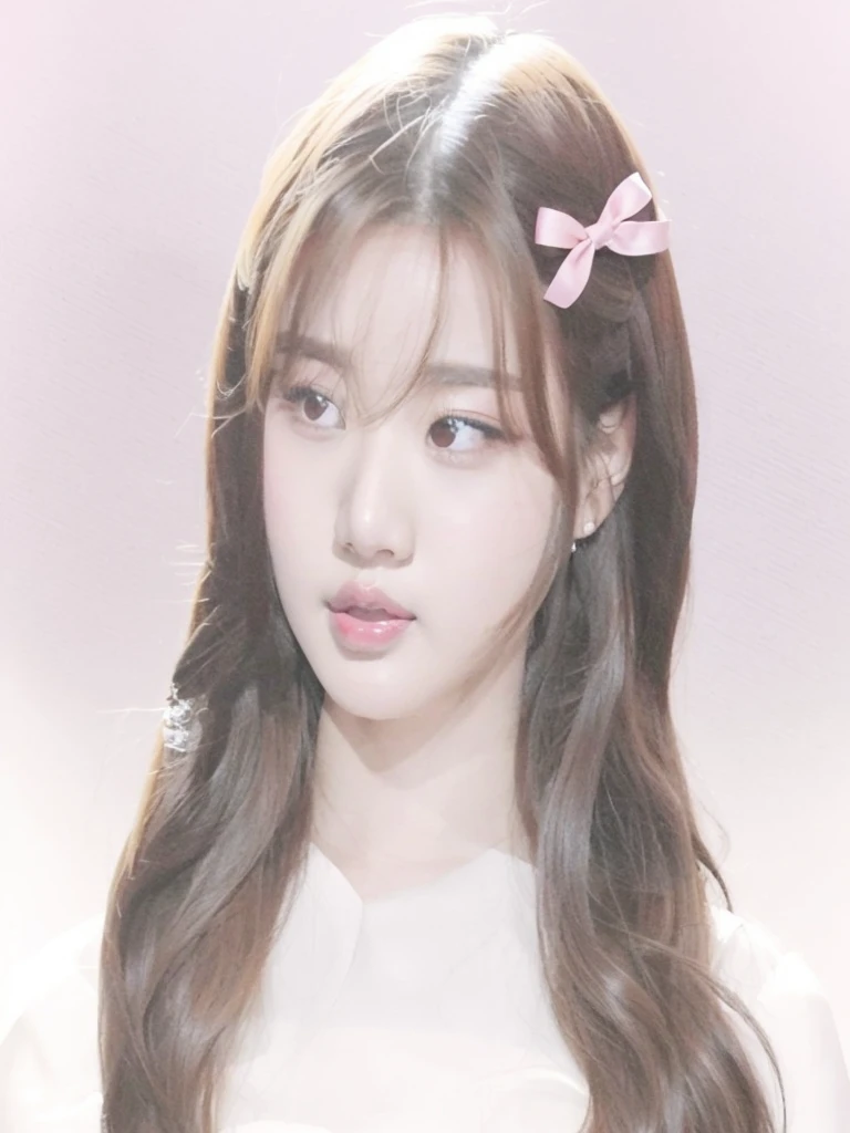 Foto arafed de una mujer con cabello largo y un lazo en el cabello., wonyoung, mirada inocente, Jang wonyoung, wonyoung ive, dos veces, retrato de jossi de blackpink, lee ji - eun, lee ji-eun, Look of joy, tzuyu from dos veces, cinta, de mi parte