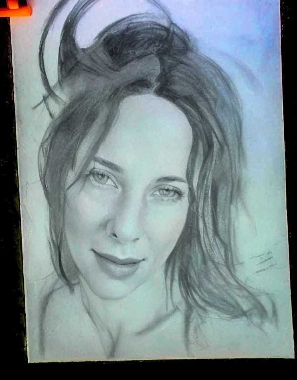 desenho de uma mulher com um grande sorriso no rosto, caricatura!!!, self - retrato!!!!, artist sketch, inspirado em Nil Gleyen, retrato!!!!!!, ((retrato)), de arte, charcoal retrato, Pencil and charcoal, realistic sketch, art sketch, Admirador de arte, Charcoal sketch, retrato, a pencil drawing, by Géza Udvary
