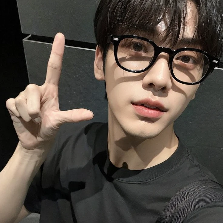 there is a man con gafas making a peace sign with his hand, kim doyoung, Jinyoung Shin, cai xukun, yanjun chengt, Jung Jaehyun, hyung tae, TaeJune Kim, jaeyeon nam, pintar ulzzang, con gafas, hong junio hyung, heise jinyao, seson yoon, foto de perfil en la cabeza, shin jeongho